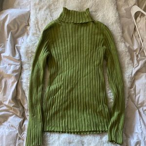 size medium green ribbed turtle neck